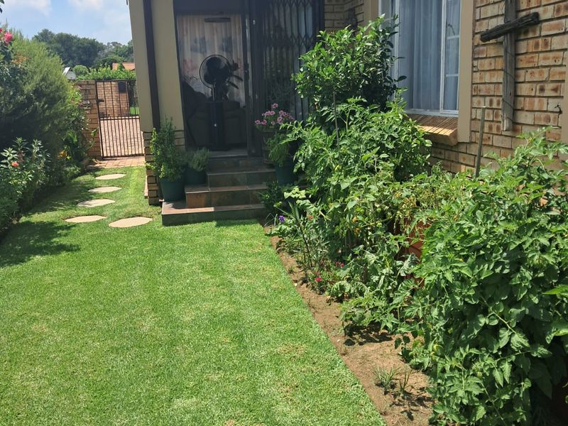 2 Bedroom Townhouse for sale in a popular complex - Photo 4