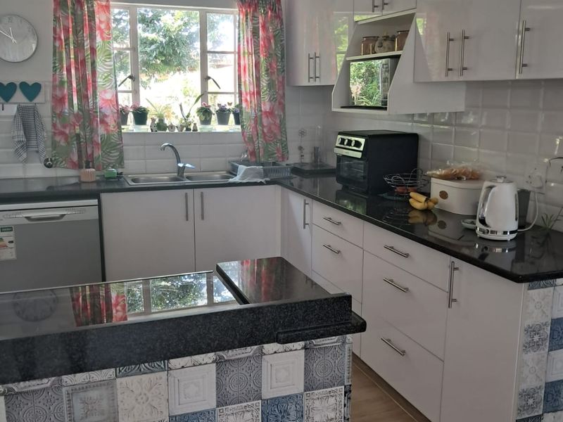 2 Bedroom Townhouse for sale in a popular complex - Photo 8