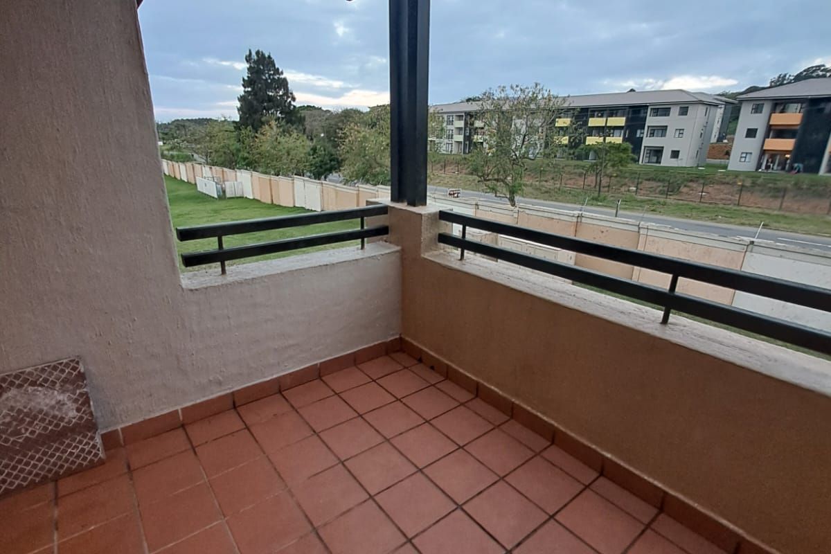 Top floor apartment in Sheffield Manor Estate For SALE - Photo 3