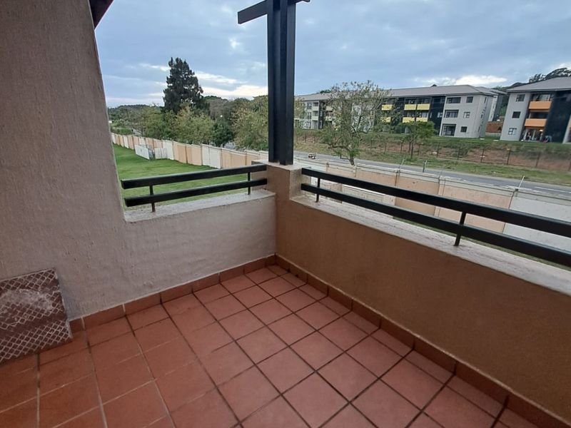 Top floor apartment in Sheffield Manor Estate For SALE - Photo 3
