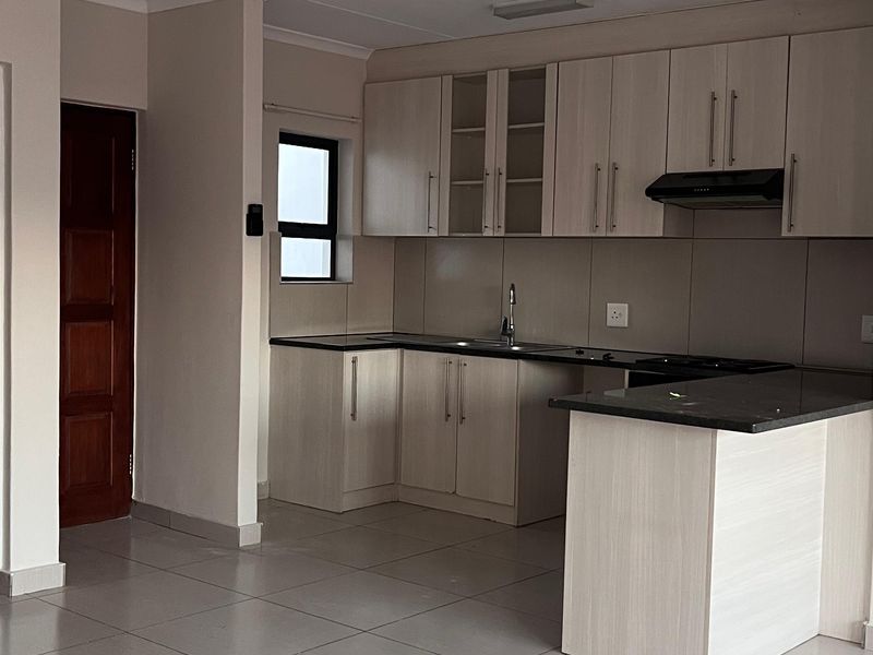 Spacious  3 Bedroom  2.5 Bathroom Duplex  To Let in Parklands   Available 1 April 2026 - Photo 3