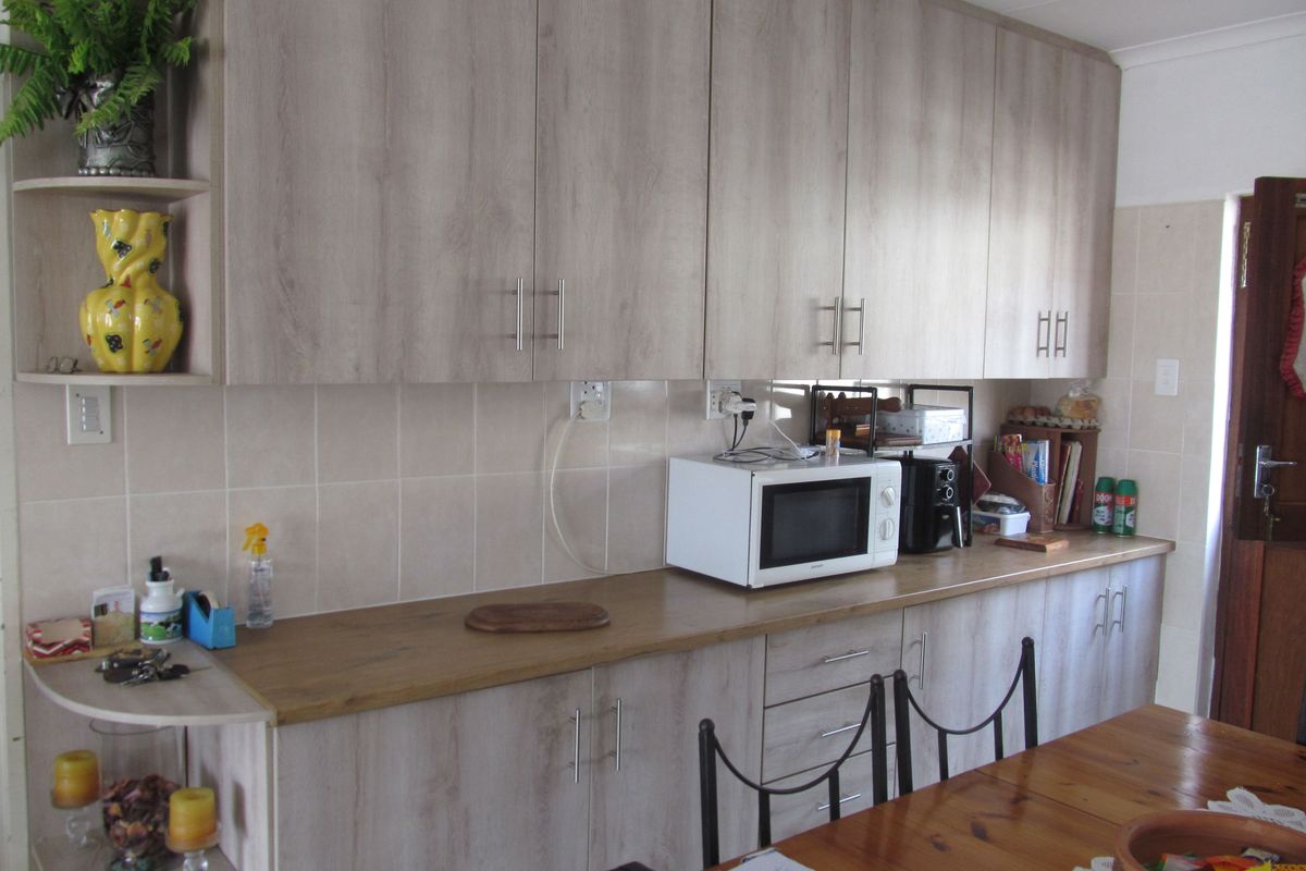 Spacious Double Storey Family Home with Income Potential - Photo 5