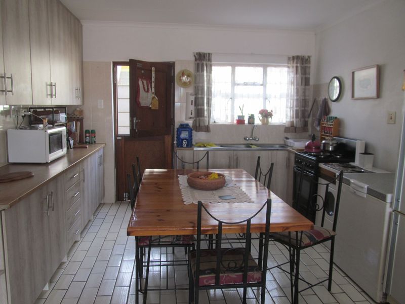 Spacious Double Storey Family Home with Income Potential - Photo 7