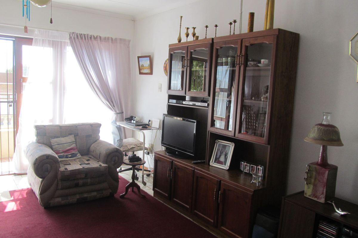 Spacious Double Storey Family Home with Income Potential - Photo 3