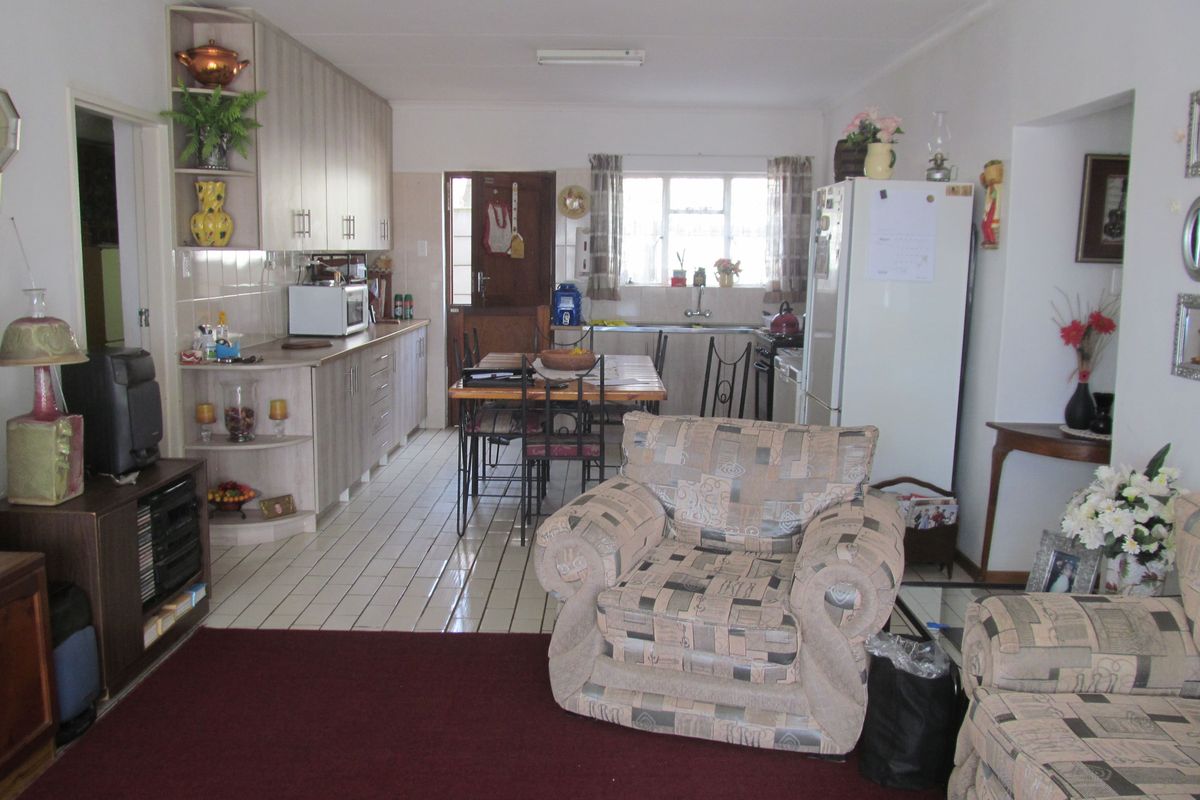 Spacious Double Storey Family Home with Income Potential - Photo 4