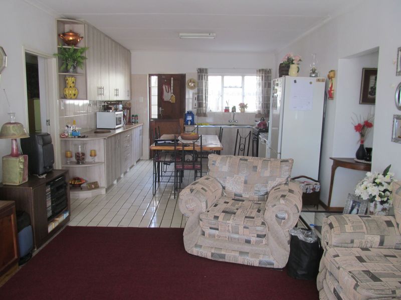 Spacious Double Storey Family Home with Income Potential - Photo 4