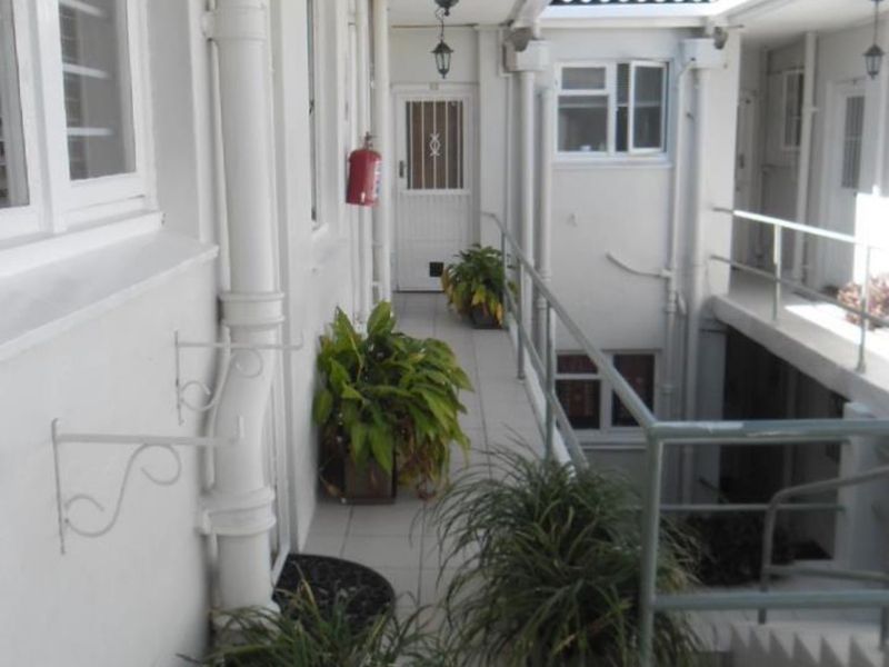 Chic 1-Bedroom Rental in Green Point Fully furnished - Photo 10