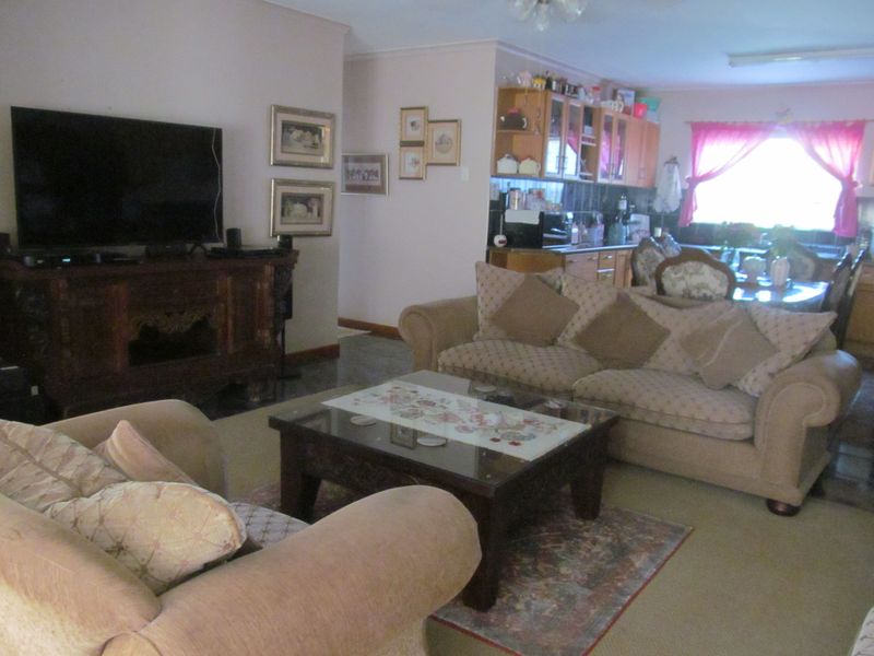 Elegant & Spacious 3-Bedroom Home with Indoor & Outdoor Braai - Photo 9