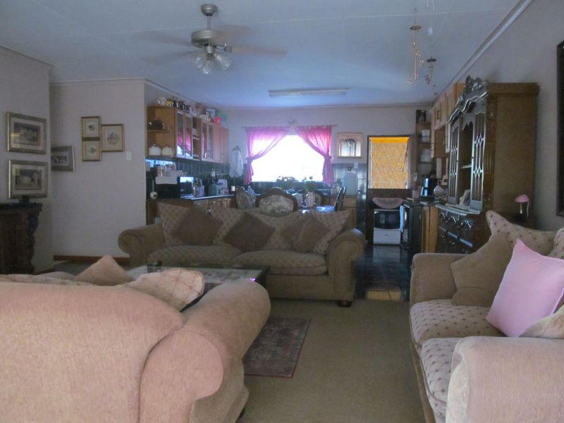 Elegant & Spacious 3-Bedroom Home with Indoor & Outdoor Braai - Photo 8