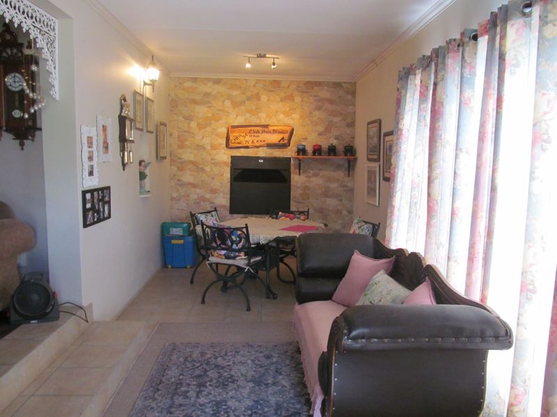 Elegant & Spacious 3-Bedroom Home with Indoor & Outdoor Braai - Photo 6