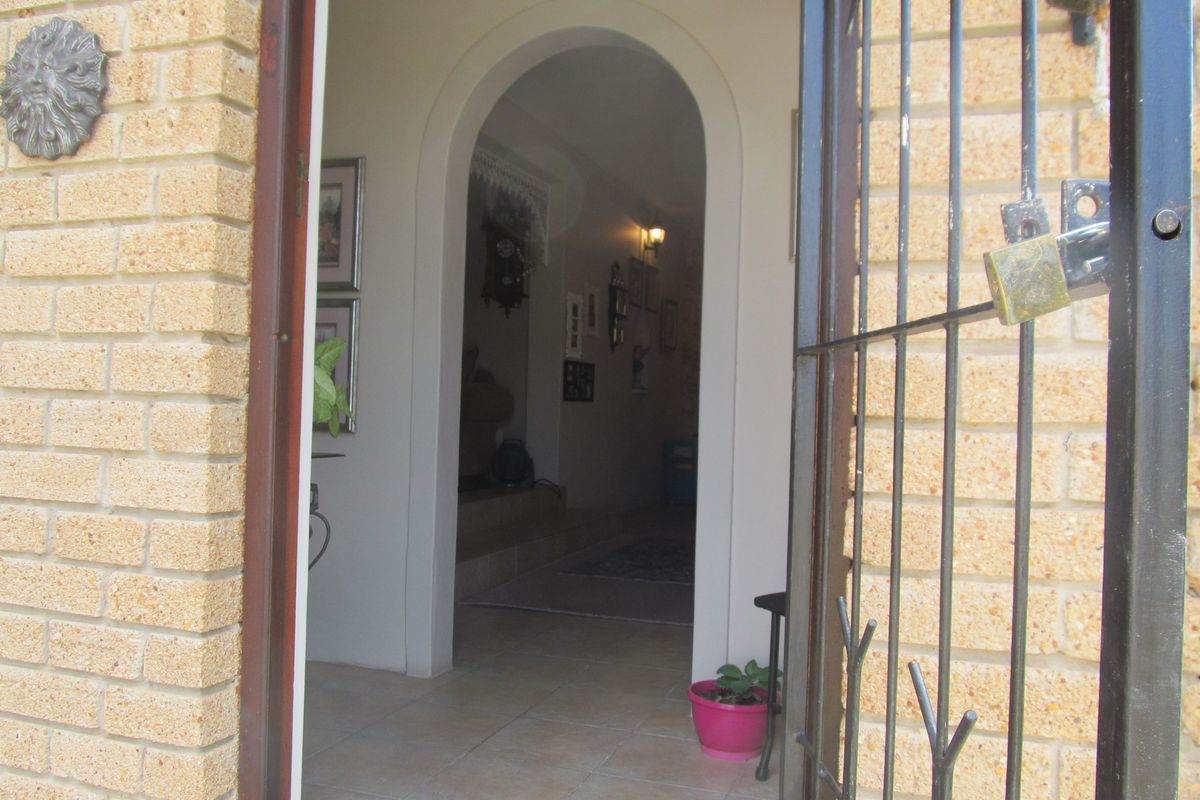 Elegant & Spacious 3-Bedroom Home with Indoor & Outdoor Braai - Photo 4