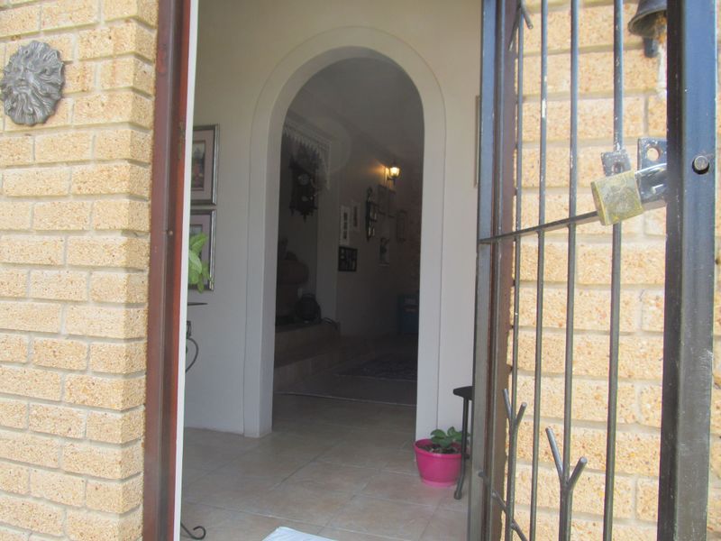 Elegant & Spacious 3-Bedroom Home with Indoor & Outdoor Braai - Photo 4