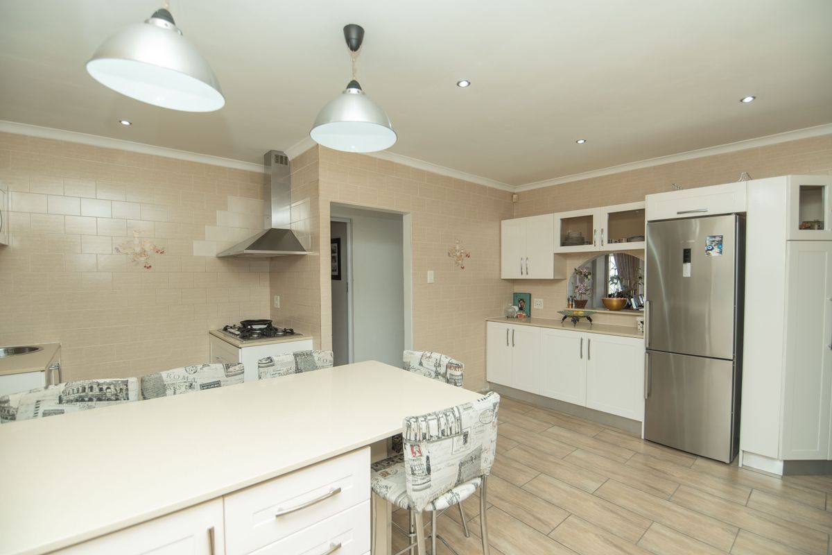 WARM AND INVITING 4 BED 2.5 BATH HOUSE FOR SALE - Photo 3
