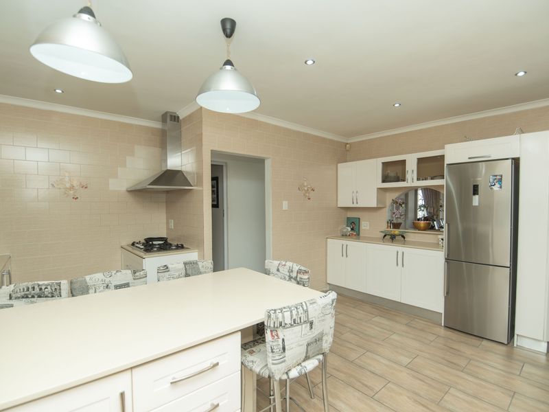 WARM AND INVITING 4 BED 2.5 BATH HOUSE FOR SALE - Photo 3