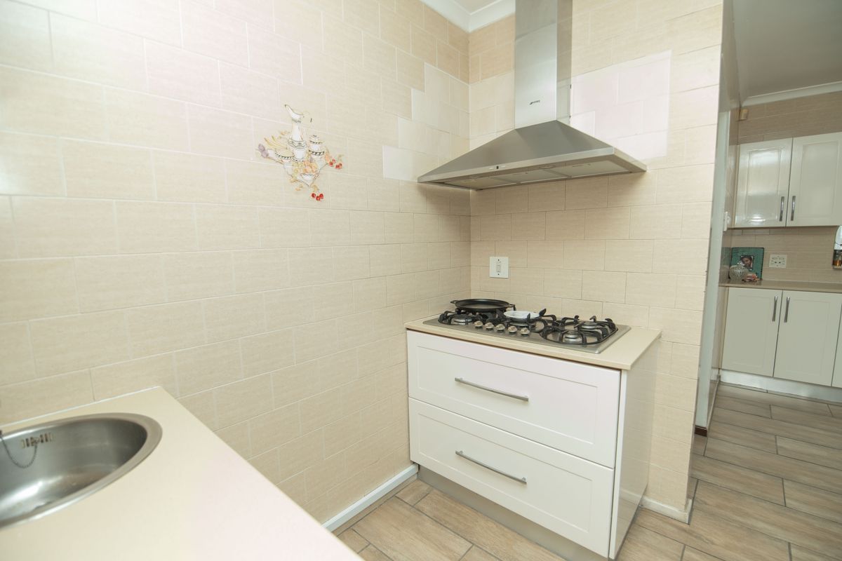 WARM AND INVITING 4 BED 2.5 BATH HOUSE FOR SALE - Photo 5