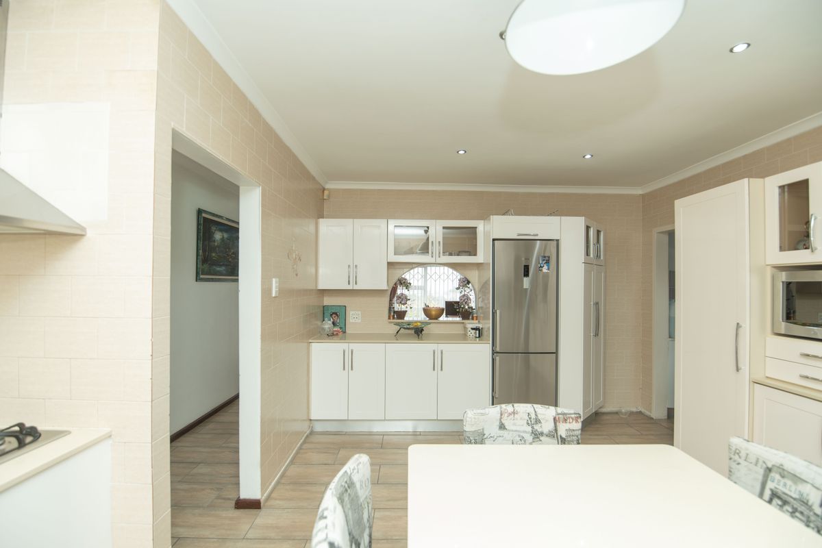 WARM AND INVITING 4 BED 2.5 BATH HOUSE FOR SALE - Photo 4