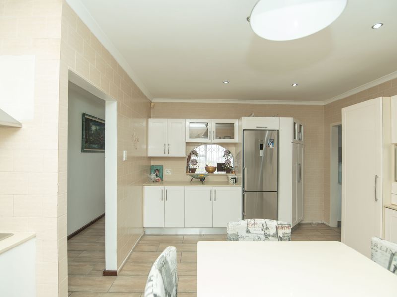 WARM AND INVITING 4 BED 2.5 BATH HOUSE FOR SALE - Photo 4