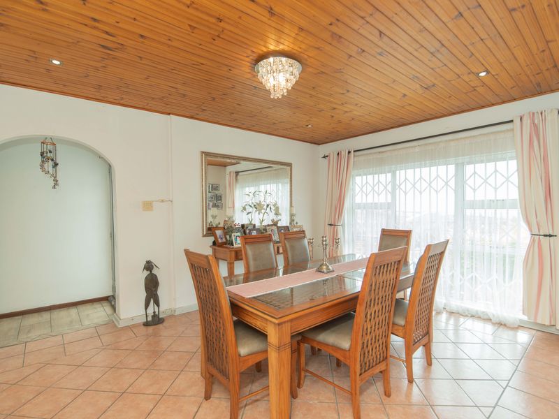 WARM AND INVITING 4 BED 2.5 BATH HOUSE FOR SALE - Photo 7