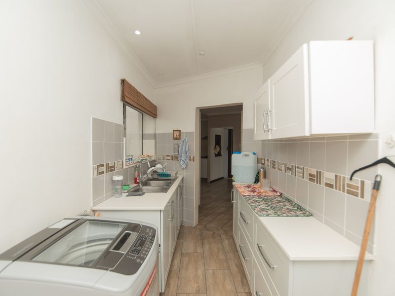 WARM AND INVITING 4 BED 2.5 BATH HOUSE FOR SALE - Photo 6