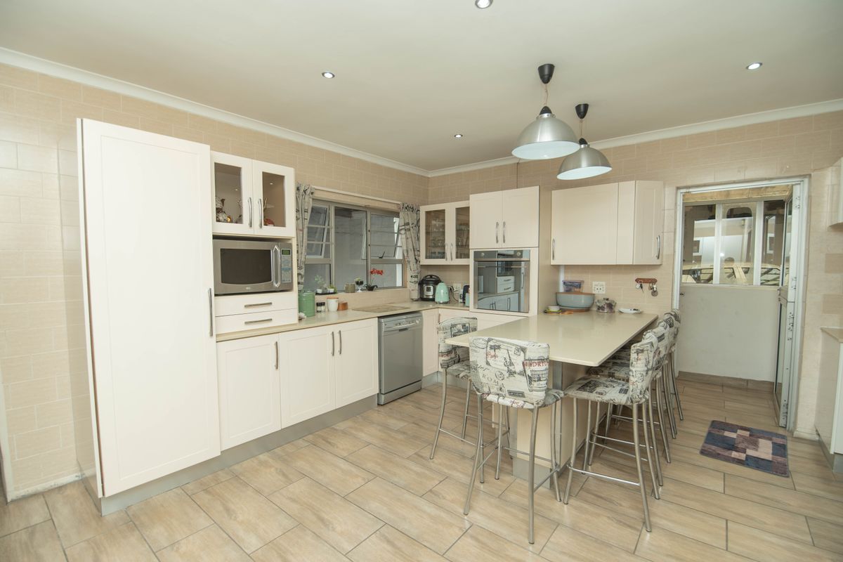 WARM AND INVITING 4 BED 2.5 BATH HOUSE FOR SALE - Photo 2