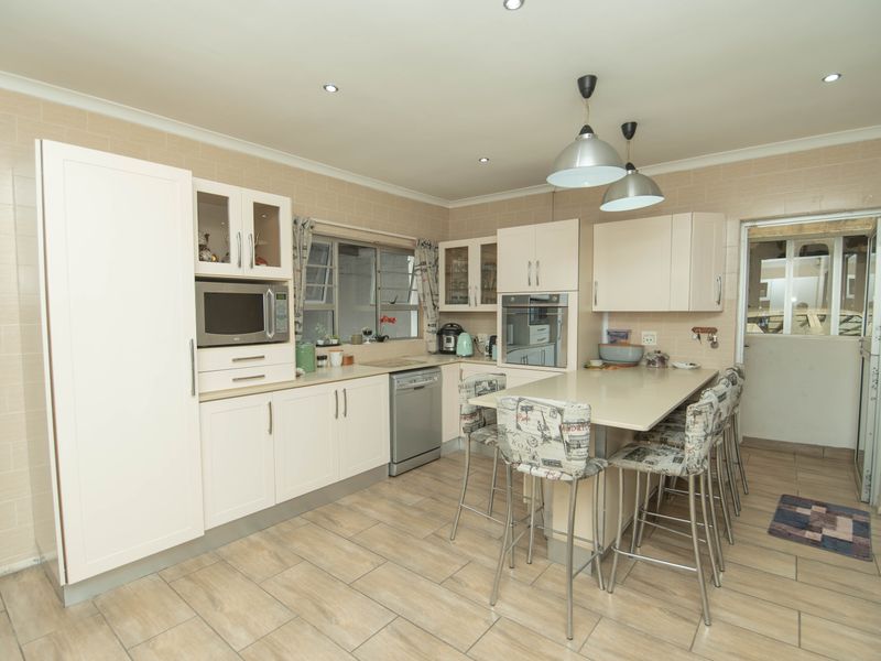 WARM AND INVITING 4 BED 2.5 BATH HOUSE FOR SALE - Photo 2