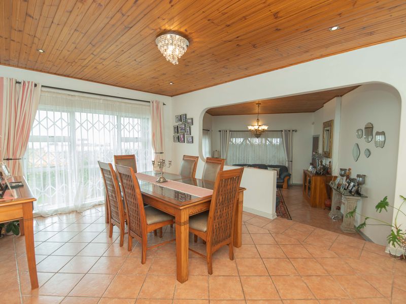 WARM AND INVITING 4 BED 2.5 BATH HOUSE FOR SALE - Photo 8
