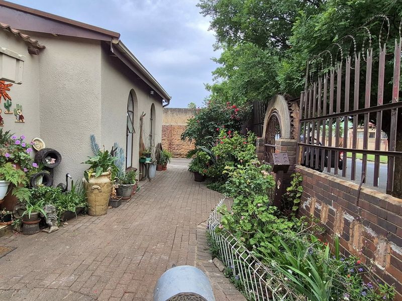 Property with business rights! - Photo 4