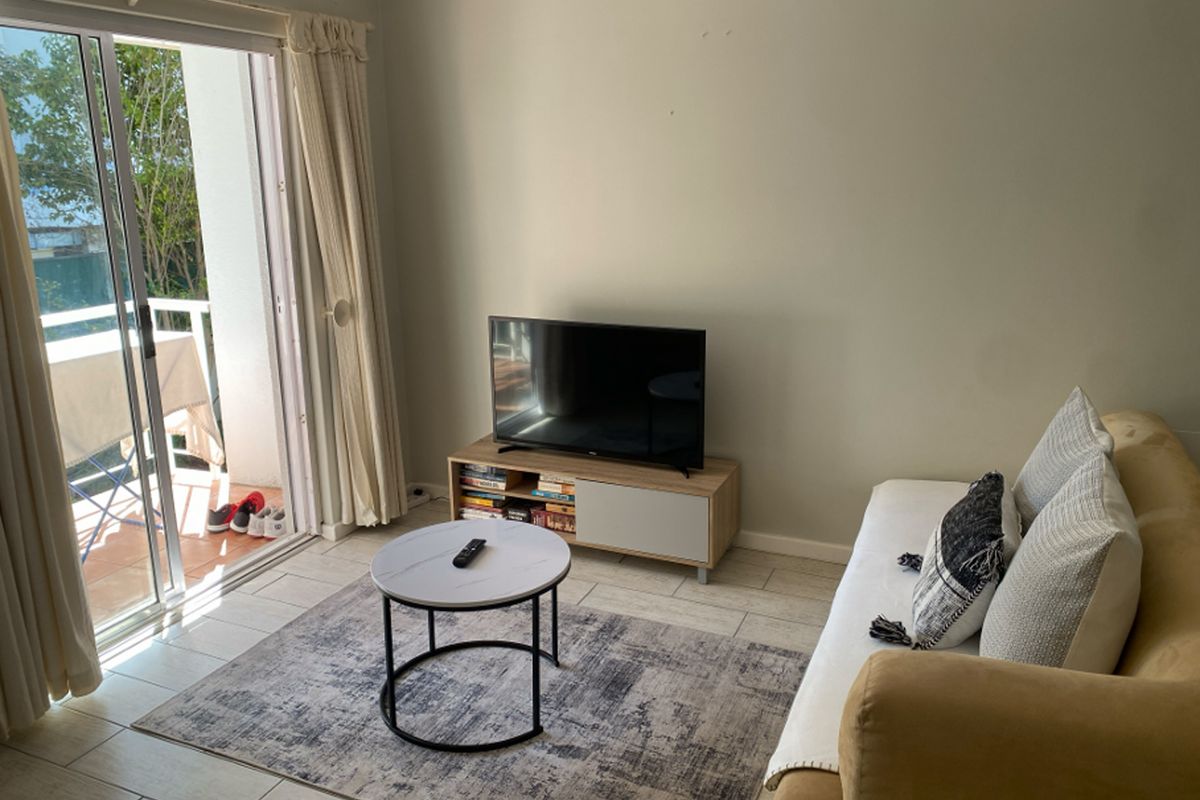 two Bedroom Two bathroom with garage in the heart of Newlands - Photo 2