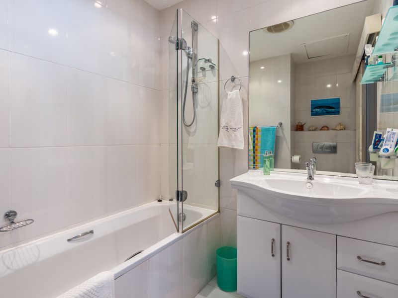 Quiet 2 Bedroom Lock up and Go in Sea Point - Photo 9