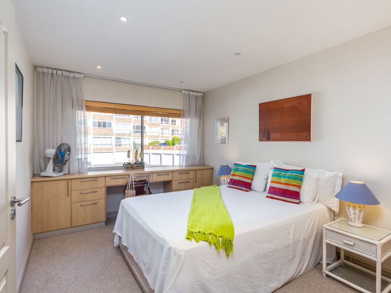 Quiet 2 Bedroom Lock up and Go in Sea Point - Photo 8