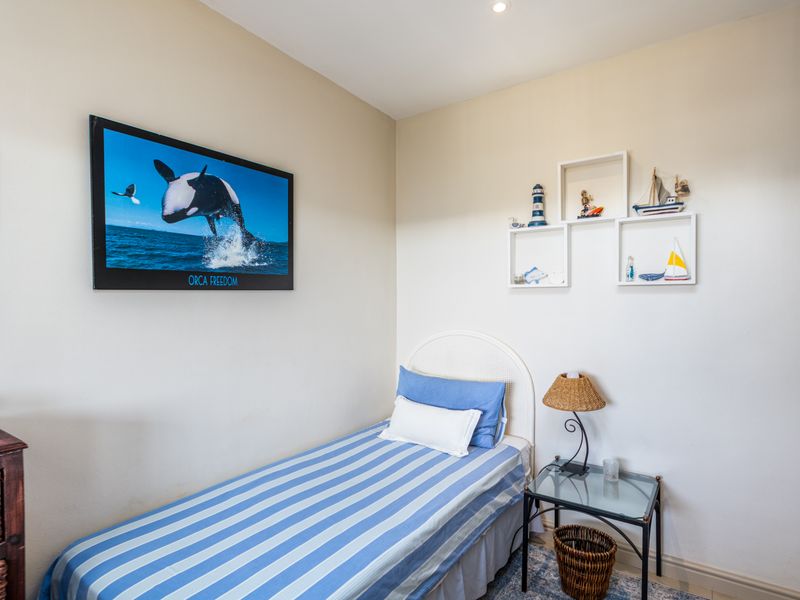 Quiet 2 Bedroom Lock up and Go in Sea Point - Photo 10