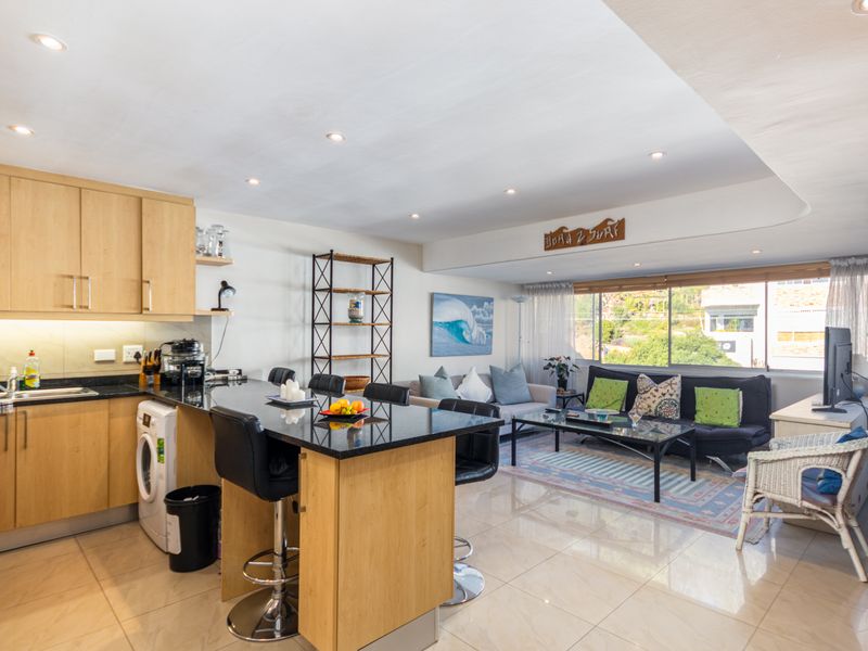 Quiet 2 Bedroom Lock up and Go in Sea Point - Photo 4