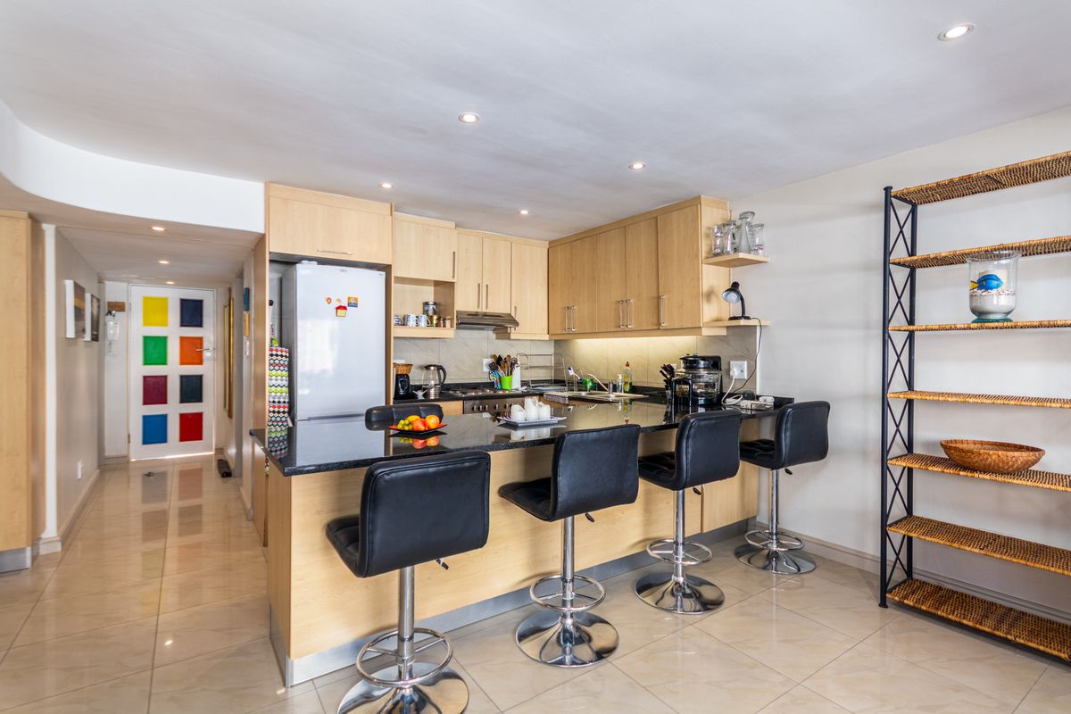 Quiet 2 Bedroom Lock up and Go in Sea Point - Photo 2