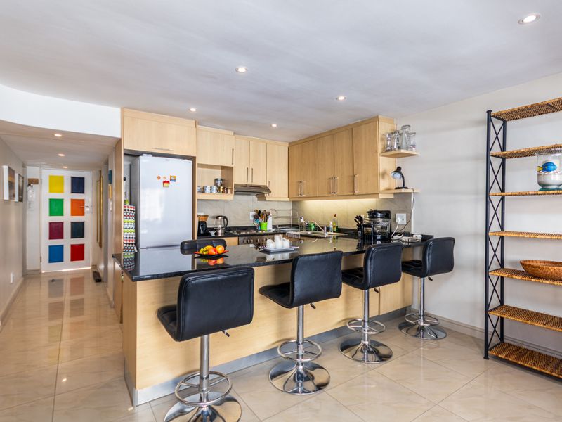 Quiet 2 Bedroom Lock up and Go in Sea Point - Photo 2