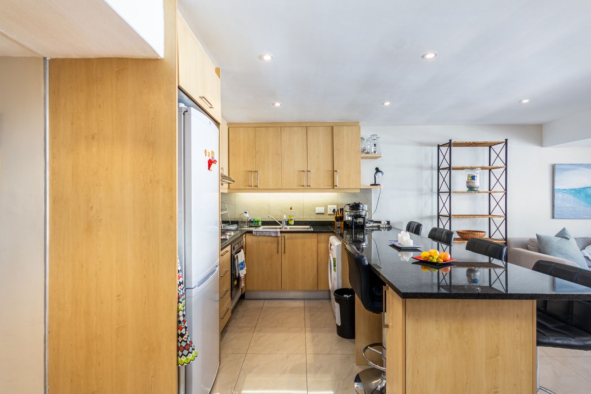 Quiet 2 Bedroom Lock up and Go in Sea Point - Photo 3