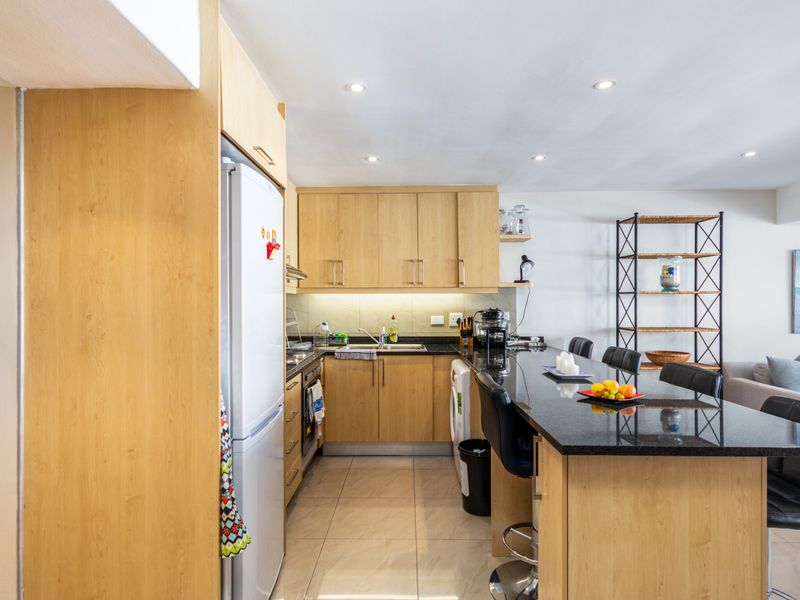 Quiet 2 Bedroom Lock up and Go in Sea Point - Photo 3