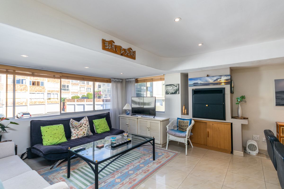 Quiet 2 Bedroom Lock up and Go in Sea Point - Photo 5