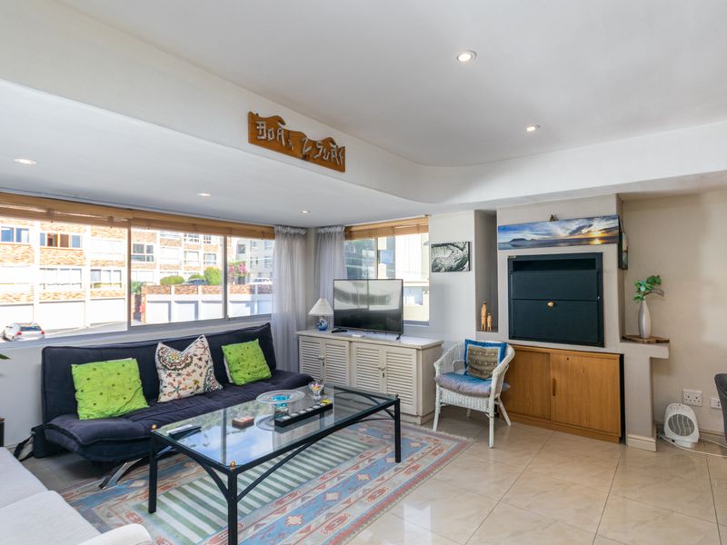 Quiet 2 Bedroom Lock up and Go in Sea Point - Photo 5