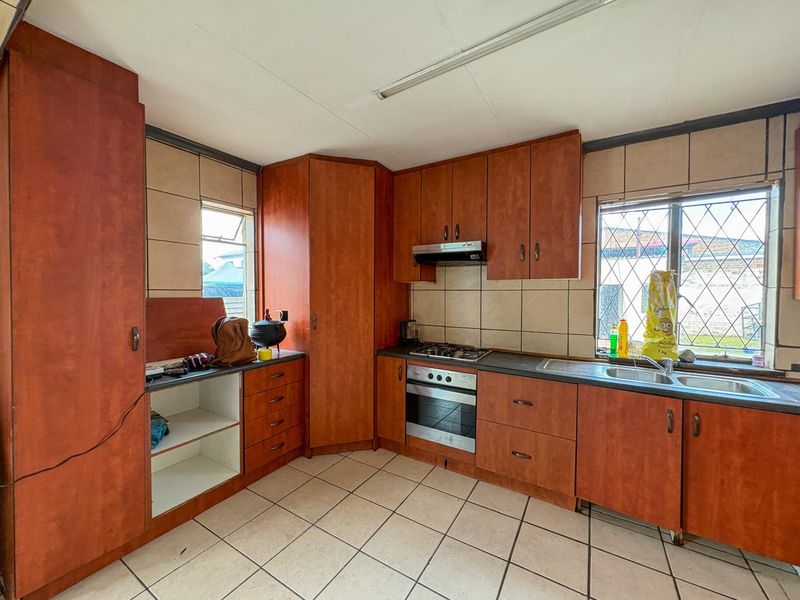 Spacious 2-Bedroom Home Available Immediately - Photo 4