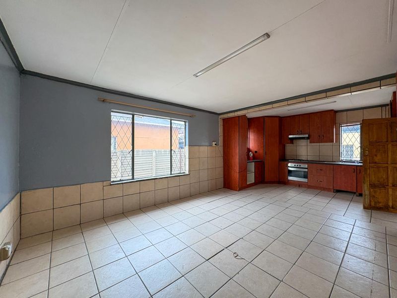 Spacious 2-Bedroom Home Available Immediately - Photo 3