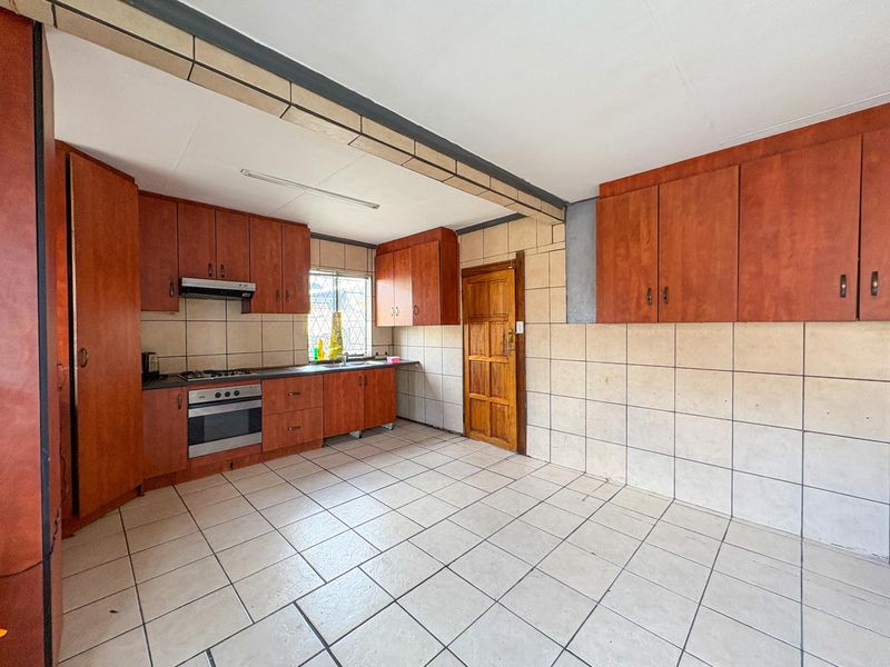 Spacious 2-Bedroom Home Available Immediately - Photo 5