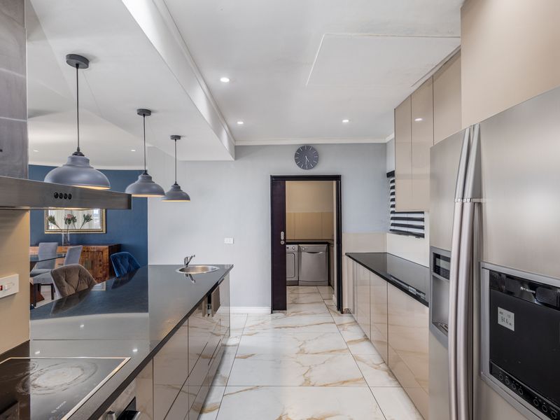 Icon Penthouse | 180° Views | Fully Furnished - Photo 10