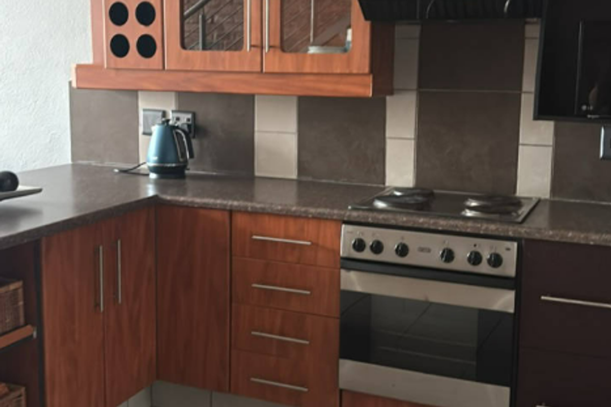 1 BEDROOM APARTMENT TO LET IN SECURE COMPLEX - Photo 2