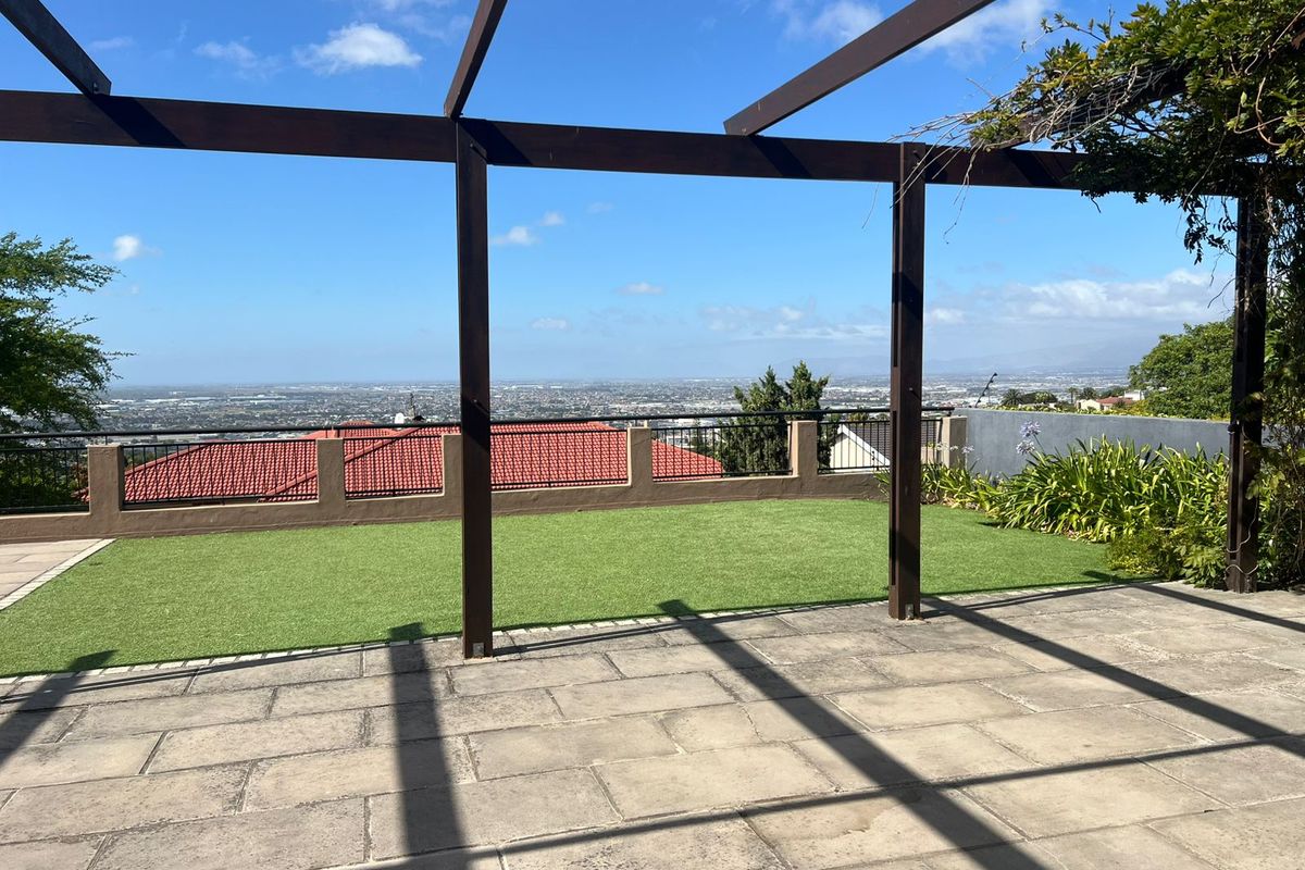 Stylish Furnished 1.5 Bedroom Apartment with Scenic Views in Secure Area - Photo 3