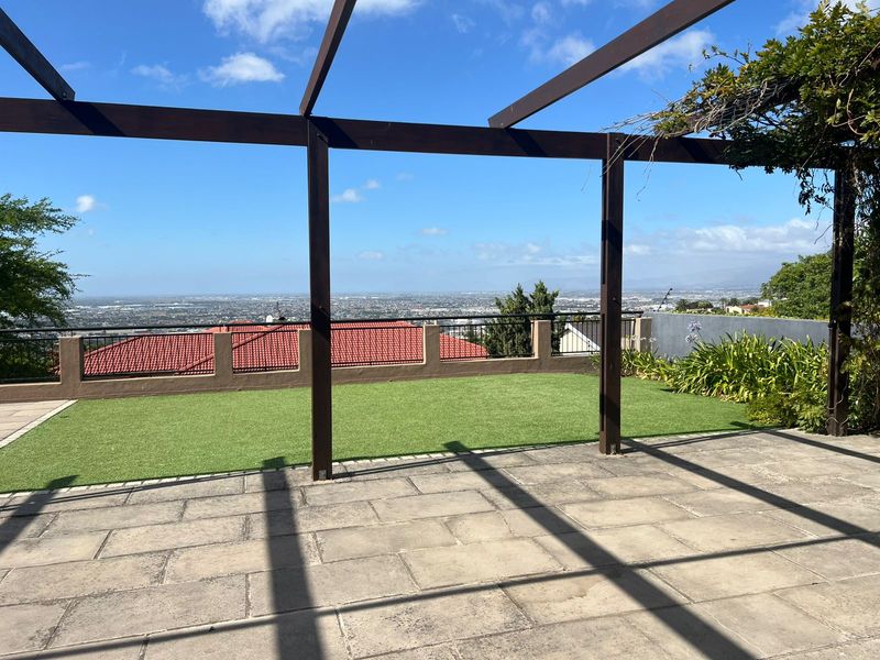 Stylish Furnished 1.5 Bedroom Apartment with Scenic Views in Secure Area - Photo 3