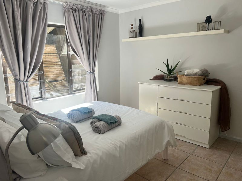 Stylish Furnished 1.5 Bedroom Apartment with Scenic Views in Secure Area - Photo 10