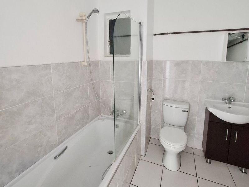 HUMEWOOD 2 BED 1.5 BATH APARTMENT WITH PARKING FOR RENT - Photo 8