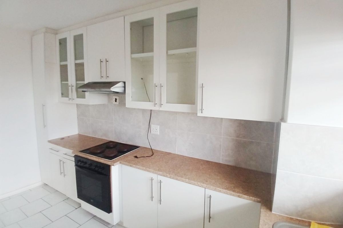 HUMEWOOD 2 BED 1.5 BATH APARTMENT WITH PARKING FOR RENT - Photo 3