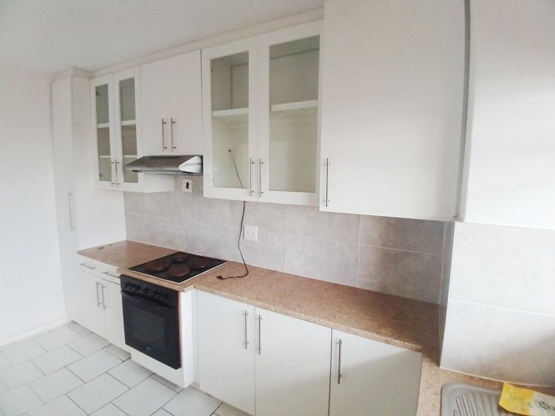 HUMEWOOD 2 BED 1.5 BATH APARTMENT WITH PARKING FOR RENT - Photo 3