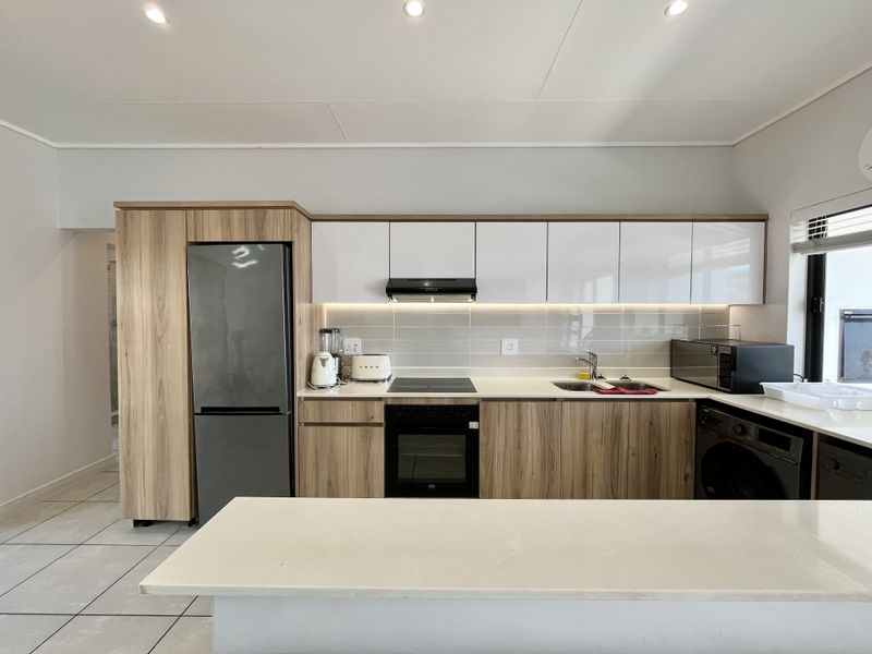 Stylish Living in Ballito Hills Estate – Fully Furnished 2-Bedroom Retreat! - Photo 5